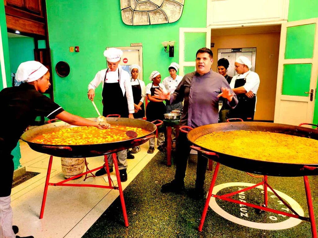 Explicaciones del chef Miguel Ángel sobre cómo se elabora la paella.