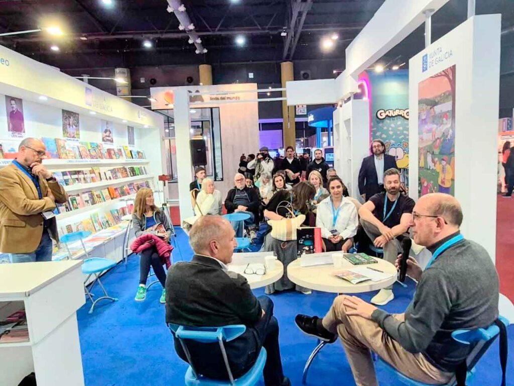 Anxo M. Lorenzo, derecha, durante su intervención en el espacio de la Xunta de Galicia en la Feria Internacional del Libro de Buenos Aires.