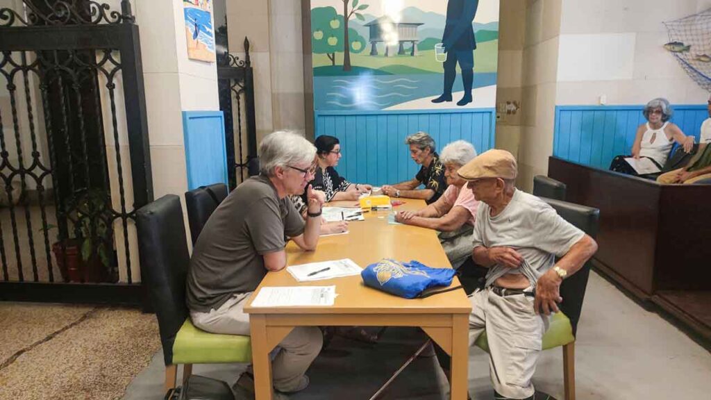 Marcos Niño, a la izquierda, atendiendo a uno de los solicitantes de las ayudas en la sede de la FAAC.