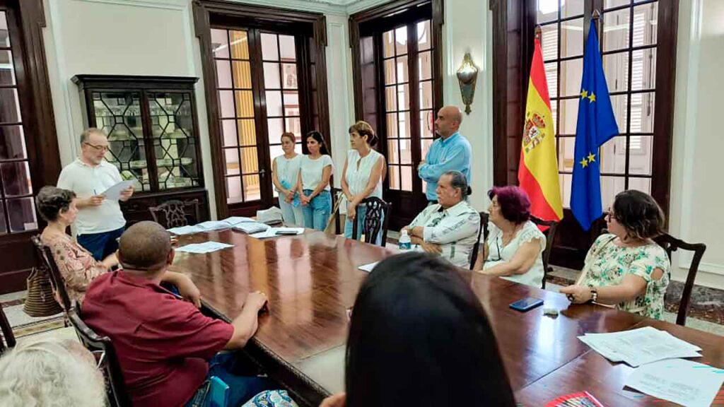 El cónsul general en La Habana, José Miguel Corvinos, dando lectura al acta de los resultados.