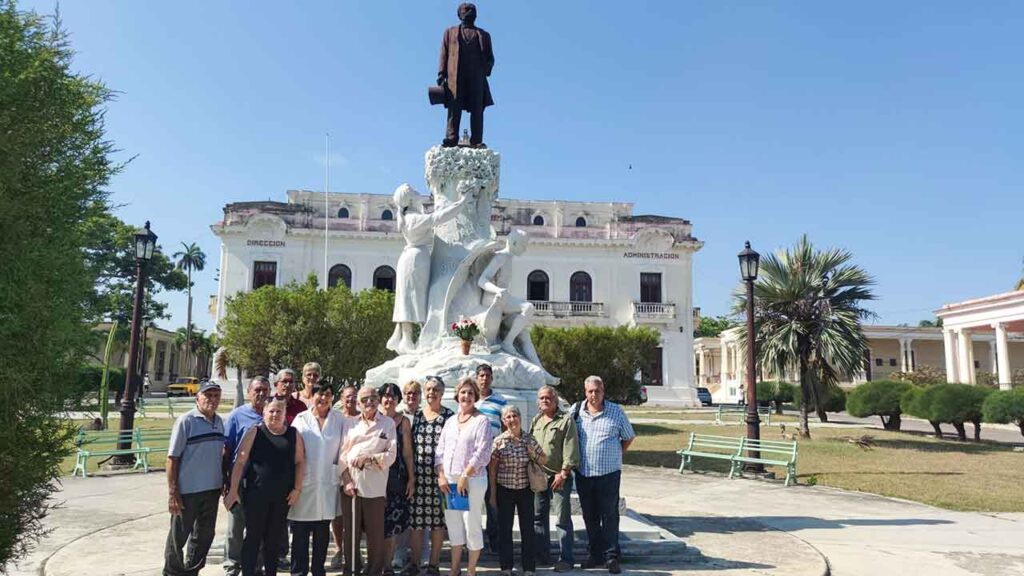Directivos de la FAAC y del Hospital Clínico Quirúrgico Docente Salvador Allende frente al monumento a Manuel Valle Fernández.