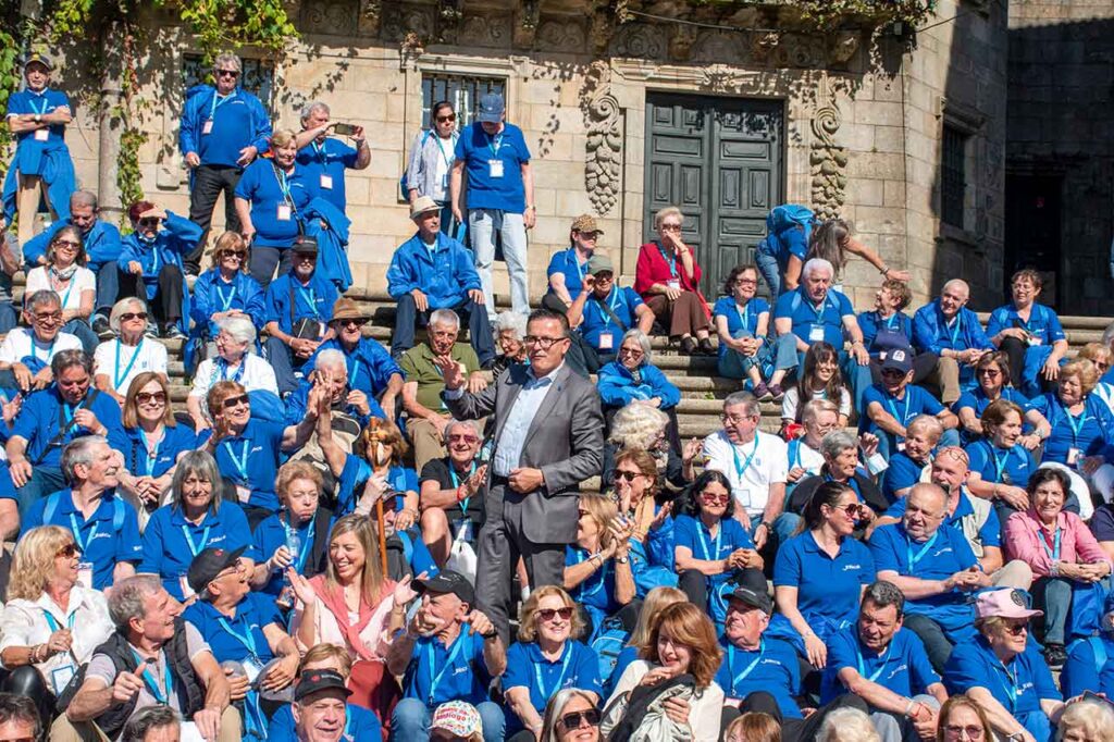 El conselleiro de Emprego, Comercio e Emigración, José González, con los participantes en la edición de 2025 del programa Reencontros con Galicia.