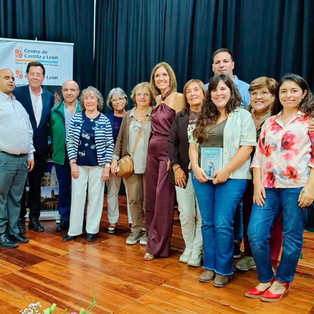 Diana Arias, centro, junto a miembros del Centro de Castilla y León y autoridades.