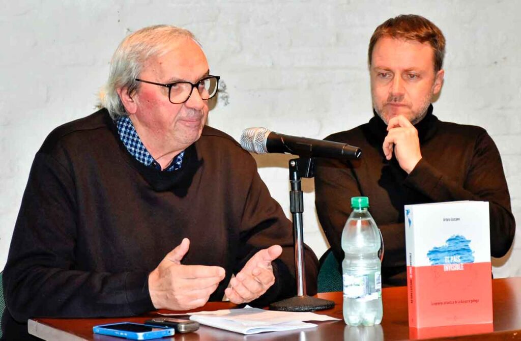 Manuel L. Faraldo y Arturo Lezcano durante la presentación del libro.