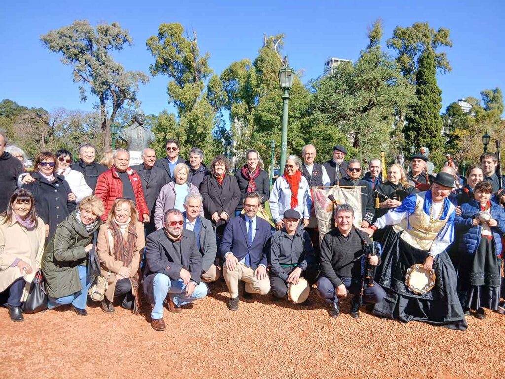 El conselleiro junto a directivos y músicos de la colectividad gallega en Buenos Aires al finalizar el acto.