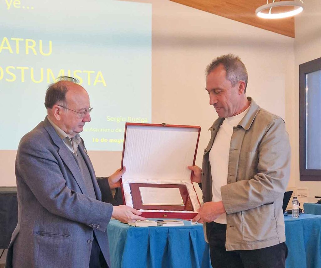 El presidente del Centro Asturiano de Barcelona, Enrique Delgado (izquierda), entregó una placa a Ovidio Zapico, con motivo de su visita a la entidad.
