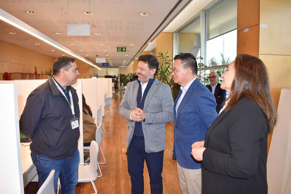 Antonio Rodríguez Miranda, José González y Ana Ortiz charlando con uno de los trabajadores de la Oficina integral de asesoramento e seguimento ao retorno de Vigo.