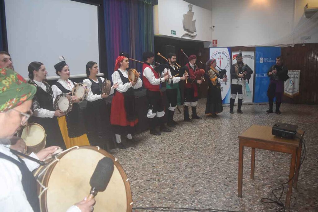 La banda Irmandade interpretó el himno de Galicia en el acto organizado por A Casa de Galicia Centro Histórico Cultural, Unión Hijos de Morgadanes y Valle Miñor.