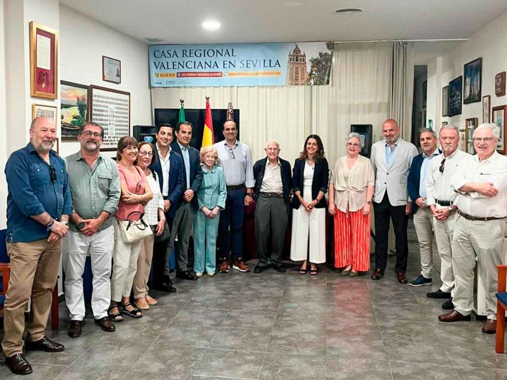 Nuria Martínez con los miembros de la Asociación Cultural Valenciana Virgen de los Desamparados.