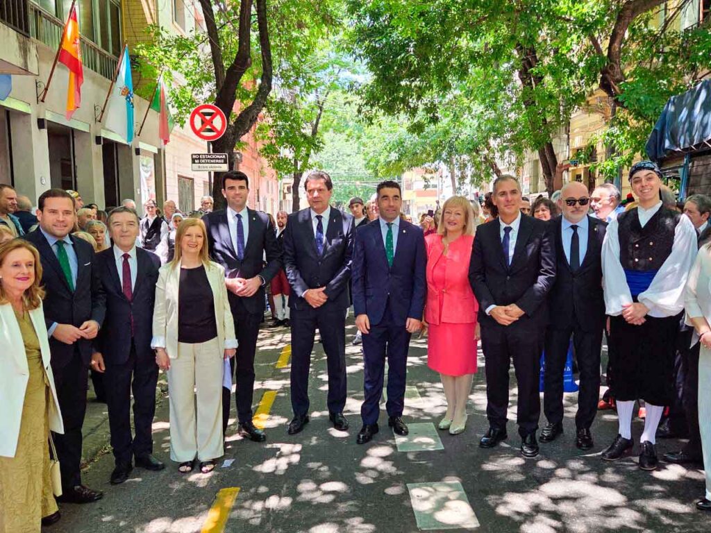 En el centro José Manuel Besteiro y el presidente de la Diputación de Pontevedra, Luis López, que visitó la institución en noviembre del año pasado.