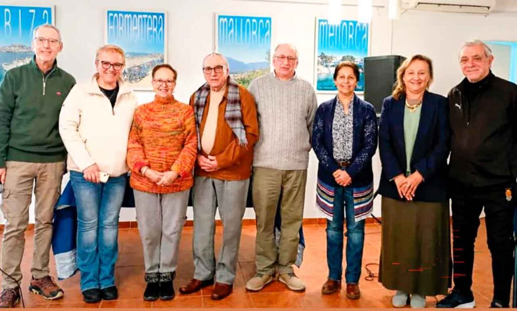 Gerardo Cladera, en el centro, junto al resto de miembros de la directiva del Centro Balear de Uruguay.