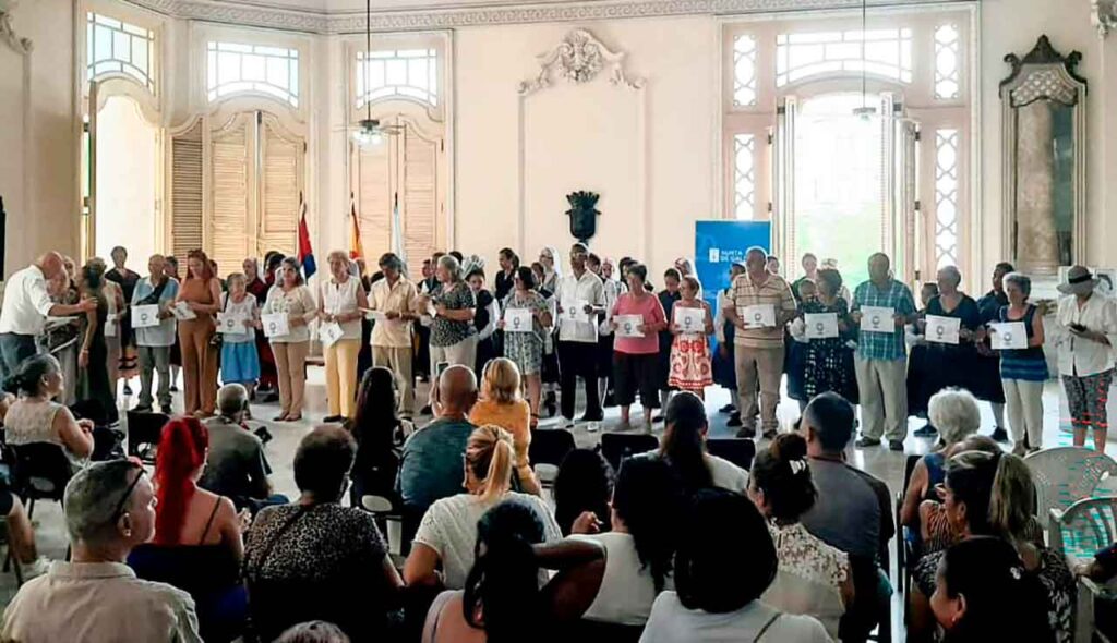 Entrega de diplomas a los directivos que participaron en el acto.