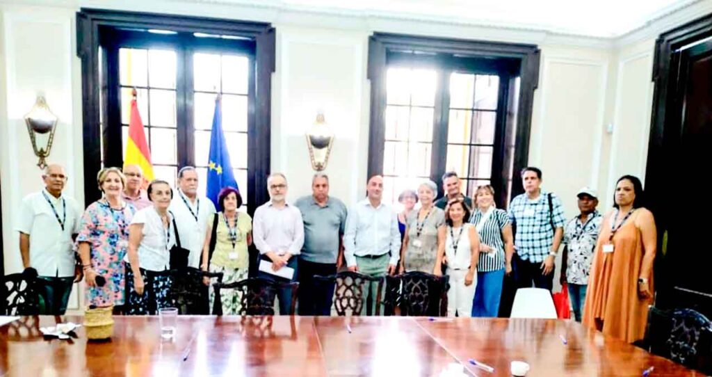 María Antonia Rabanillo, sexta por la izquierda, y a su izquierda el cónsul general, José Miguel Corvinos y el secretario del CRE, José Antonio Cerra.