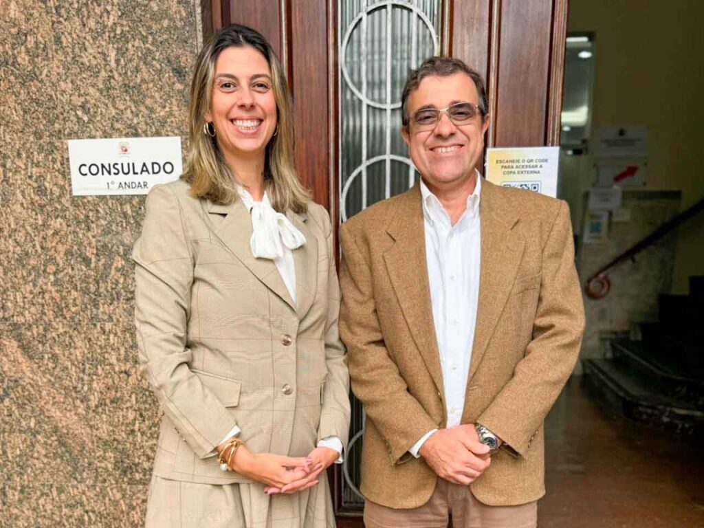 Amanda Barrio con el presidente saliente del CRE de Sao Paulo, Carlos Fernández.