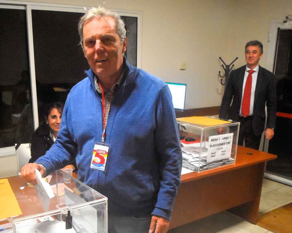 Jorge Torres votando el pasado 9 de mayo en la elección al CRE de Montevideo.