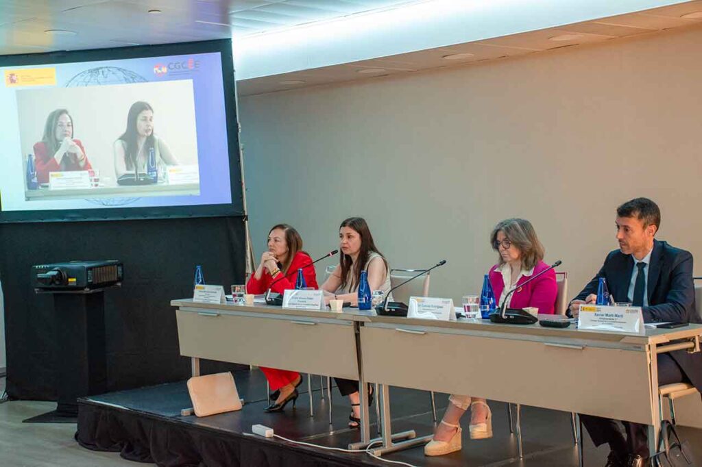 Violeta Alonso, segunda por la izquierda, durante su intervención inaugural del V Pleno del VIII Mandato del CGCEE.