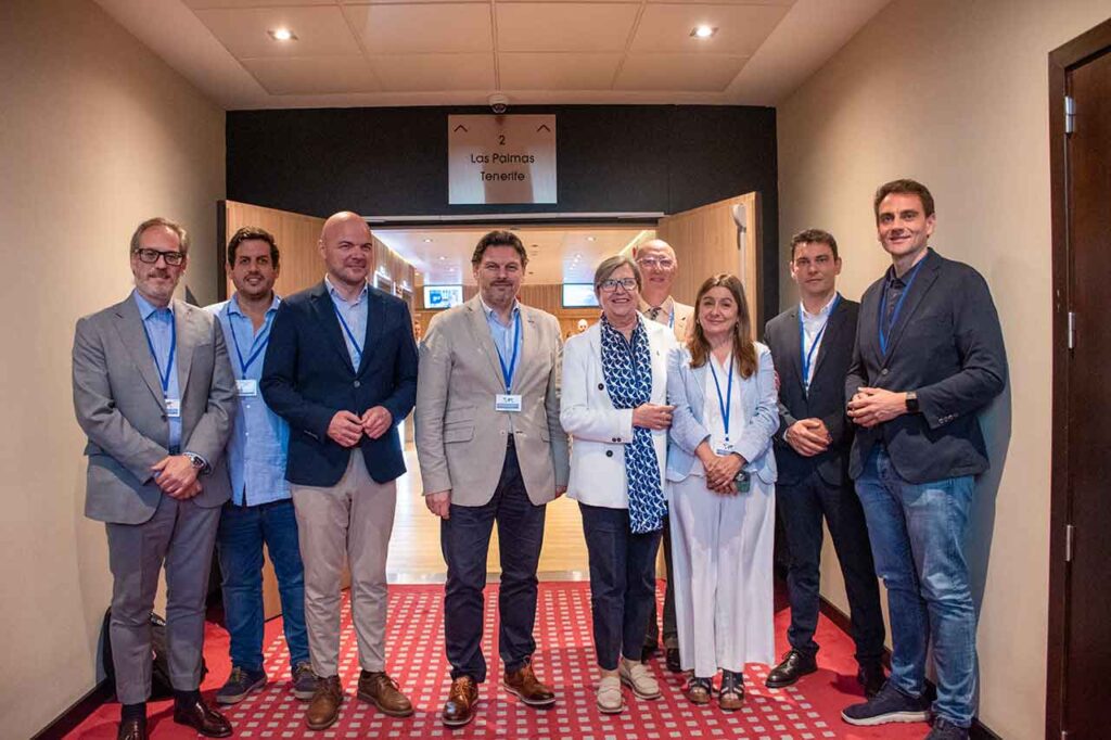 Rosa Quintana, cuarta por la derecha, con algunos de los representantes de las Comunidades Autónomas gobernadas por el PP que acudieron al Pleno del CGCEE.