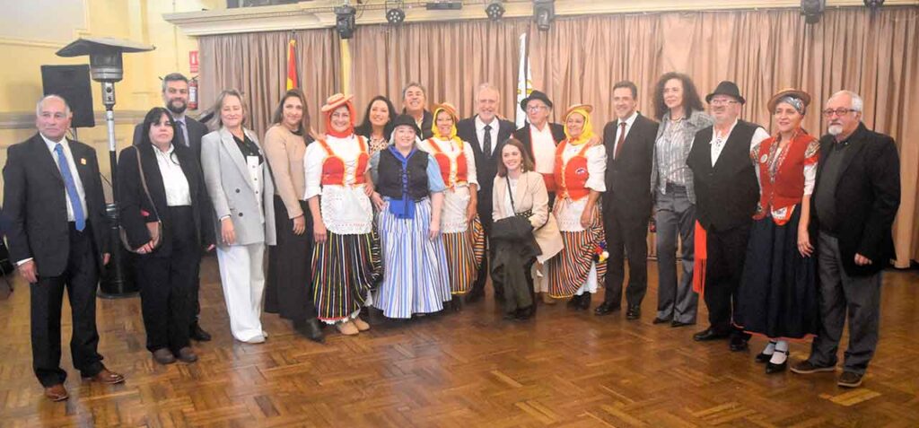 En el centro el ministro Ángel Víctor Torres junto a canarios, autoridades, miembros del CRE y participantes en el acto de homenaje a los nuevos españoles.