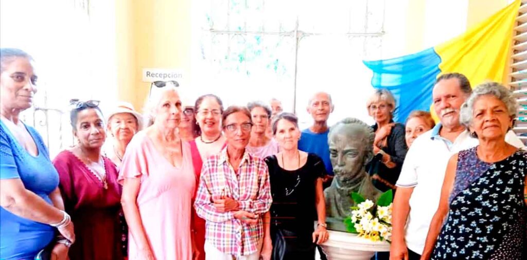 Participantes en el homenaje a José Martí.