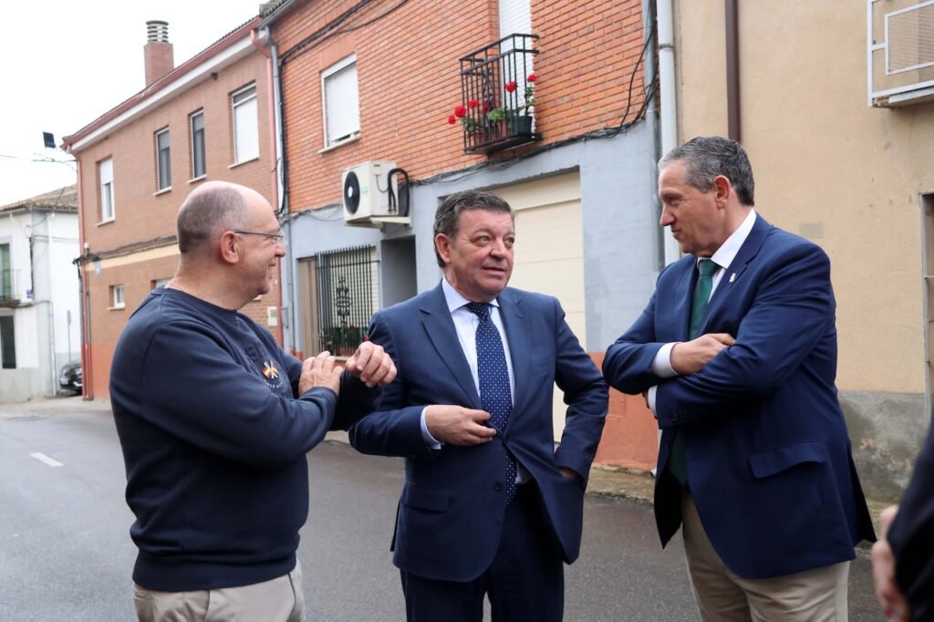 El consejero de la Presidencia, Luis Miguel González Gago, presentó el Fondo de Cohesión Territorial 2026 en La Hiniesta (Zamora), acompañado por el alcalde del municipio, Ricardo Casas, y por el presidente de la Diputación provincial, Javier Faúndez. González Gago destacó este municipio como ejemplo de localidad en la que estas ayudas han permitido impulsar importantes inversiones en los últimos años.