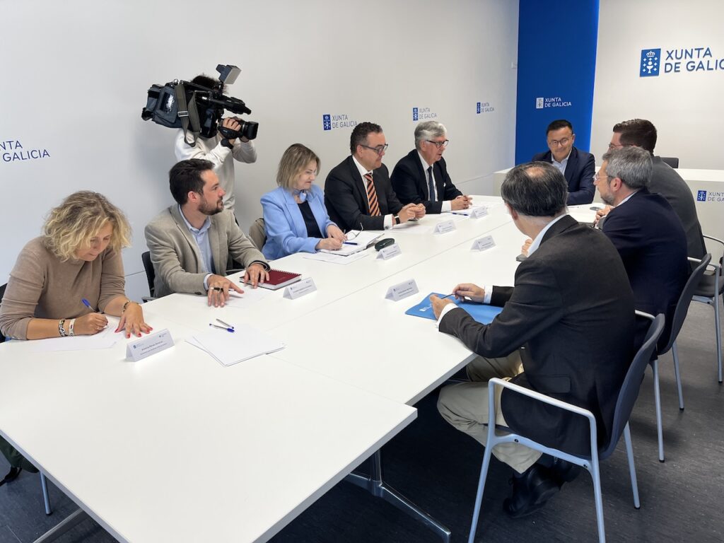 El conselleiro José González en la constitución de la Mesa del Diálogo Social de Galicia.