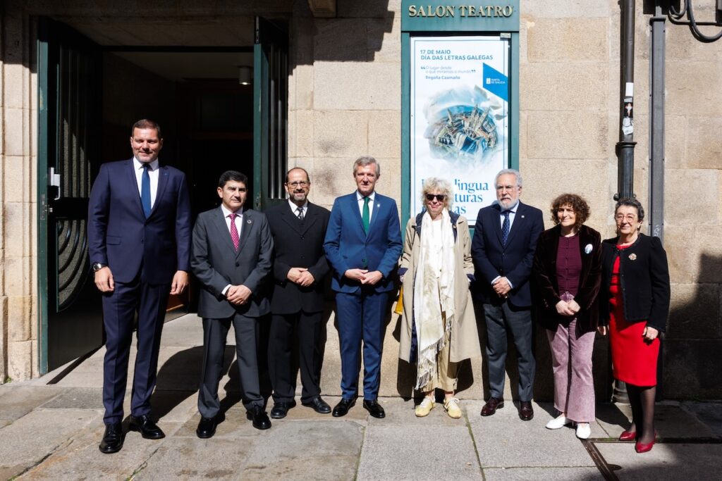 Alfonso Rueda con Bea, la hermana de Caamaño, y el resto de autoridades asistentes al acto.