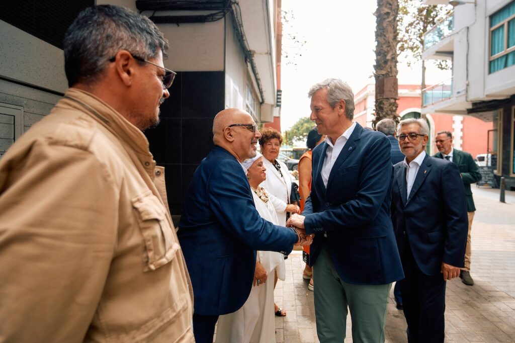 El presidente de la Xunta, Alfonso Rueda, saluda a varios socios a su llegada a a la asociación Casa de Galicia de Las Palmas de Gran Canaria.