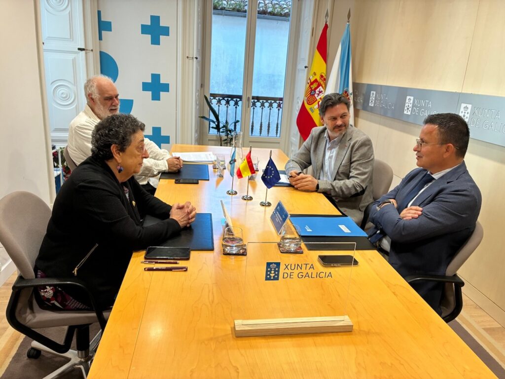 El conselleiro de Emprego, Comercio e Emigración, José González, en el encuentro con la presidenta del Consello da Cultura Galega, Rosario Álvarez, en el que también participaron el secretario xeral da Emigración, Antonio Rodríguez Miranda, y el gerente del Consello da Cultura, Marcelino Fernández.