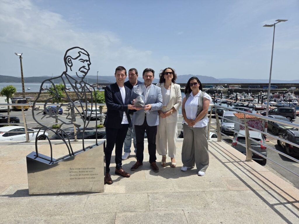 El secretario xeral da Emigración, Antonio Rodríguez Miranda, con el alcalde de Fisterra, Luis Ínsua, y la concejala de Cultura, Susana Rodríguez, entre otros asistentes al acto de homenaje a la emigración.
