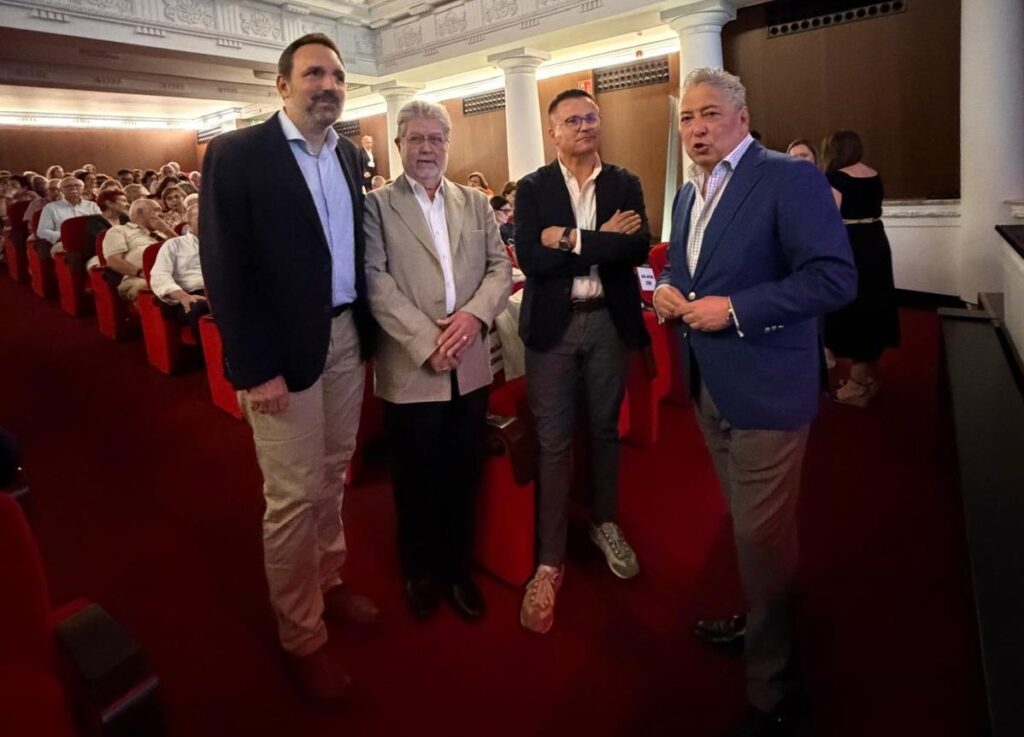 El conselleiro de Emprego, Comercio e Emigración, José González, visitó la sede del Lar Galego de Sevilla y asistió al concierto Xacobeo 27 con motivo del 25 aniversario del grupo de gaitas de este centro.