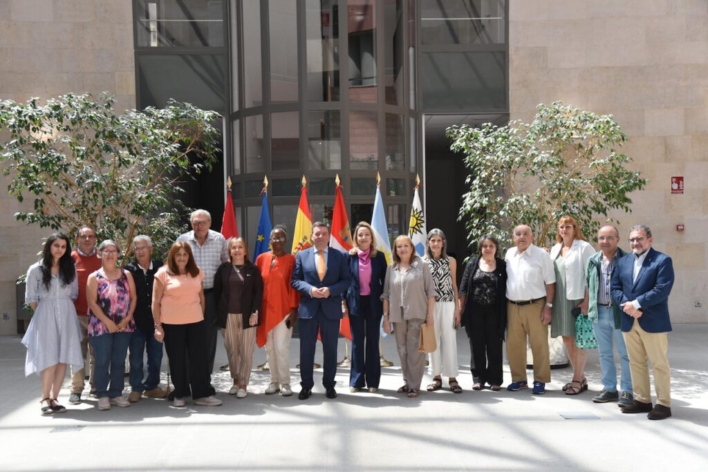 El consejero de la Presidencia, Luis Miguel González Gago, con la directora de Acción Exterior, Ruth Andérez, y el jefe de Servicio de Ciudadanía Castellana y Leonesa en el exterior, Jorge Herrera, con los participantes en el Programa Añoranza.