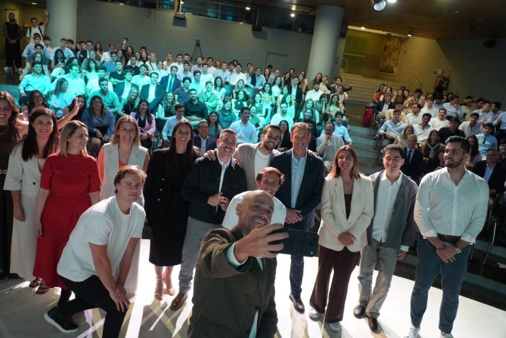 Foto de familia en el escenario de la Casa de América con todos los participantes y ponentes de la jornada.
