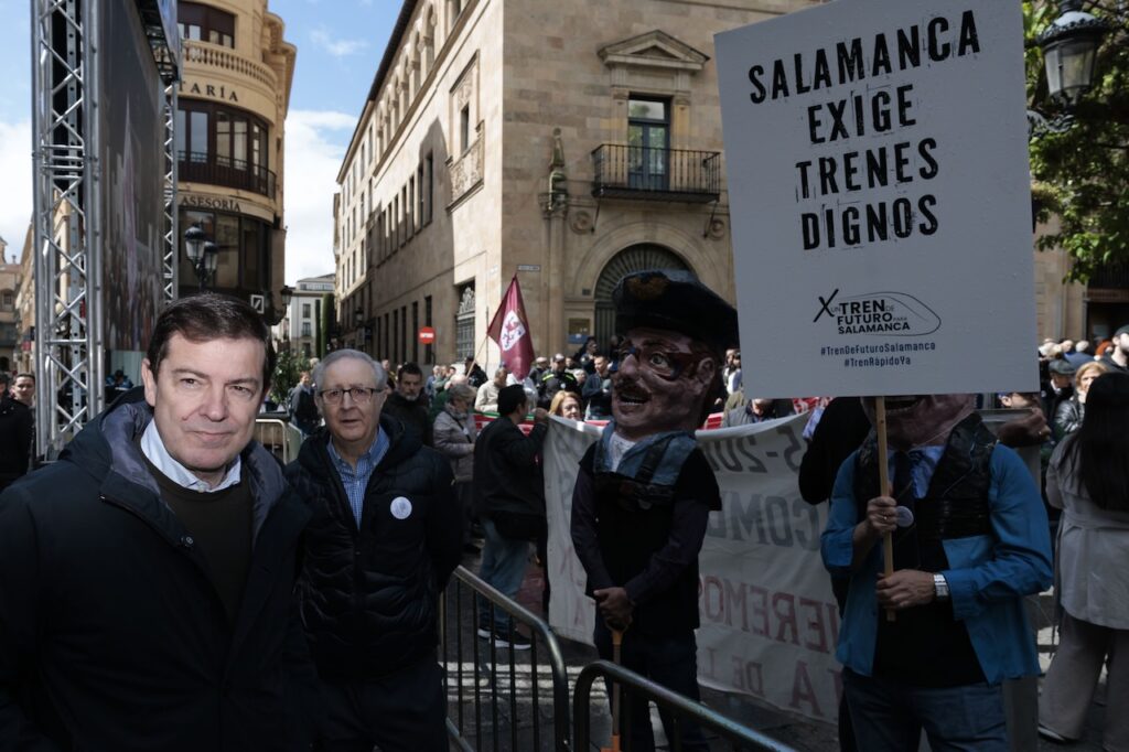 El presidente de las Cortes de Castilla y León, Francisco Vázquez, propuso el pasado 7 de mayo al procurador Alfonso Fernández Mañueco como candidato a presidir la Junta de Castilla y León. Esta decisión se anunció tras la ronda de consultas realizada por el presidente de las Cortes a los portavoces designados por los partidos políticos con representación en la Cámara. Una ronda que dio comienzo un día antes con las reuniones mantenidas con el procurador de Soria ¡Ya!, Ángel Ceña; con Pedro Pascual, de Por Ávila; Alicia Gallego, portavoz de UPL; y, cerrando la primera ronda, Carlos Pollán, portavoz de Vox. Vázquez concluyó en la mañana del 7 con las reuniones celebradas con el portavoz del PSOE, Carlos Martínez, y la portavoz del PP, Leticia García, en cumplimiento con lo establecido en el artículo 26 del Estatuto de Autonomía de Castilla y León y en el artículo 135 del Reglamento de la Cámara, donde se recoge que “previa consulta a los Portavoces designados por los partidos, grupos políticos o coaliciones electorales con representación parlamentaria, propondrá un candidato a la Presidencia de la Junta de Castilla y León”. De conformidad con el artículo 64 del Reglamento, el presidente de las Cortes ordenó la publicación de su propuesta en el Boletín Oficial de las Cortes de Castilla y León. Así, la designación de Fernández Mañueco, presidente en funciones de la Junta y procurador del Partido Popular (PP) por Salamanca, como candidato a la Presidencia de Castilla y León, se publicó el 8 de mayo en dicho Boletín Oficial y solo resta que se convoque la Mesa y la Junta de Portavoces para fijar la fecha del pleno de investidura, para lo que no existe un plazo determinado.A efectos parlamentarios, las Cortes deben convocar con al menos 48 horas de antelación la reunión de la Mesa para que, oída la Junta de Portavoces, fije el día y la hora en que se celebrará la sesión de investidura. En esa sesión, Mañueco deberá exponer su programa de gobierno y solicitar la confianza de la Cámara para ser elegido de nuevo presidente en el que será su tercer mandato.En esta ocasión, el candidato popular negocia con Vox para su investidura un acuerdo que podría derivar en un gobierno de coalición para cuatro años que le garantizan 47 apoyos (33 del PP y 14 de Vox). Sería el segundo pacto que suscribe con Vox, tras el de 2022 que éstos rompieron en julio de 2024 como consecuencia de una orden de la dirección nacional que acabó en dimisiones en la estructura autonómica de Vox, y el tercero que le despeja el camino hacia la Presidencia de la Comunidad, ya que en 2019 firmó uno con Ciudadanos que también se rompió en diciembre de 2021.Limita su agenda institucional a cuatro actos en quince díasEl presidente de la Junta de Castilla y León en funciones, Alfonso Fernández Mañueco, ha limitado su agenda institucional en los últimos quince días a cuatro actos. El pasado 8 de mayo asistió en Salamanca al acto de presentación de un libro de Julio González Iglesias, presidente de la Academia Española de Estudios Históricos de Estomatología y Odontología, institución que entregó sus distinciones honoríficas entre las que el presidente del Ejecutivo autonómico recibió, en representación de la Junta de Castilla y León, la Medalla de Oro y el diploma que le distingue como Socio de Honor de la Institución.El día 10 participó, en la misma ciudad, en la concentración convocada por la plataforma ‘Por un tren de futuro para Salamanca’ para reclamar al Gobierno de España la mejora de las conexiones ferroviarias y el impulso de infraestructuras estratégicas pendientes para esa provincia y para el conjunto del oeste peninsular con Portugal y otros países de Europa.Al día siguiente asistió, igualmente en Salamanca, a la gala de entrega del Premio Toro de Oro 202′, donde defendió la tauromaquia como una tradición profundamente arraigada y con un gran impacto económico en Castilla y León, ya que genera alrededor de 850 millones de euros anuales y da empleo a más de 13.000 personas en la Comunidad. Finalmente, el 15 de mayo, el titular de la Junta de Castilla y León en funciones recibió en la sede de la Presidencia a los toreros que participarán en la I edición de la Corrida de la Oportunidad de Castilla y León, una iniciativa pionera impulsada por Tauroemoción con el apoyo del Ejecutivo autonómico que acogió el día 17 la Plaza de Toros de Valladolid para promover el relevo generacional de la tauromaquia y dar visibilidad al talento joven de la Comunidad.