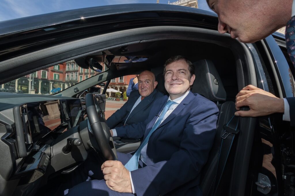 El presidente de la Junta de Castilla y León, Alfonso Fernández Mañueco, en la presentación del primer Circuito Urbano de Movilidad Conectada y Ciberseguro que acogerá Valladolid, pionero en Europa, con el alcalde Jesús Julio Carnero. 