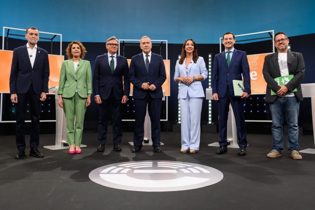 Los candidatos andaluces Antonio Maillo (Por Andalucía), María Jesús Montero (PSOE), Manuel Gavira (Vox), los presentadores, Juanma Moreno (PP) y José Ignacio García (Adelante Andalucía) en el debate de RTVE.
