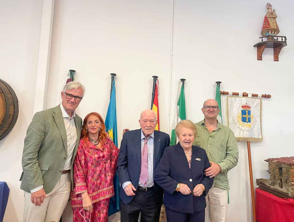 Marcos Niño, izquierda, y Florentino Roces, centro, en el Centro Asturiano de Málaga.