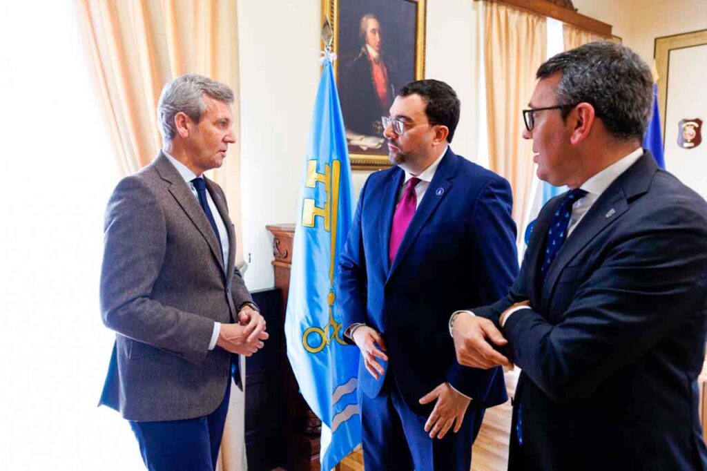 Alfonso Rueda, Adrián Barbón y el alcalde de Ribadeo, Daniel Veiga.