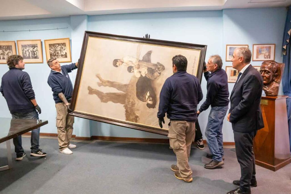 Momento en el que se descuelga el cuadro de Castelao.