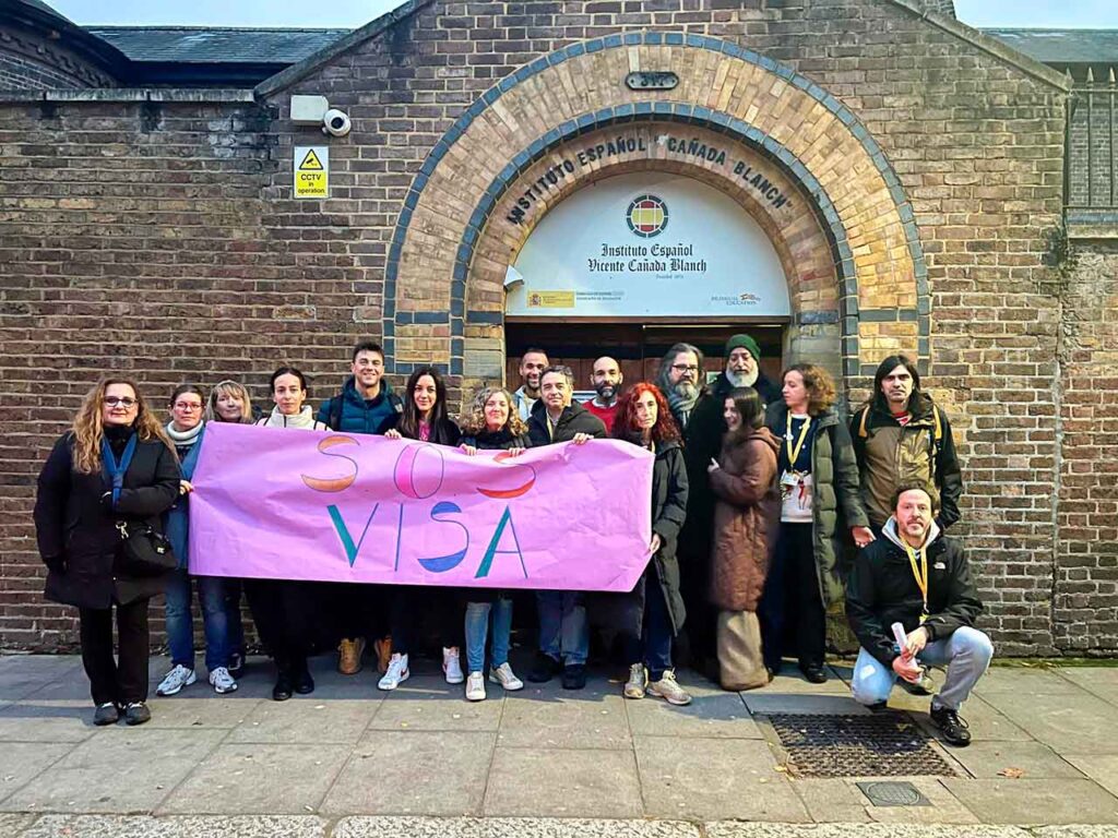 Algunos de los docentes en un acto de protesta en el Instituto Cañada Blanch de Londres.