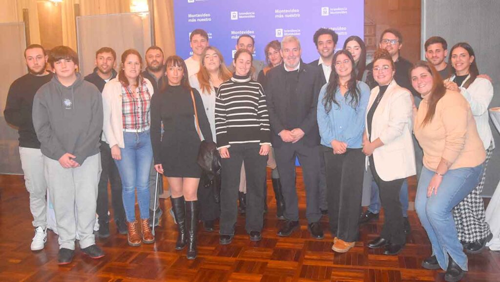 Fernando Clavijo con las nuevas generaciones de canarios en Uruguay.
