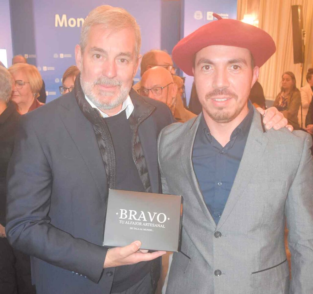 Leonardo Bravo entregó a Fernando Clavijo una caja de sus alfajores de gofio.
