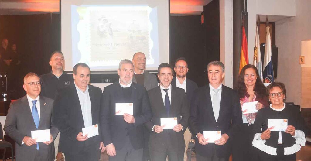 Fernando Clavijo, tercero por la izquierda en primera final, con el sello conmemorativo.