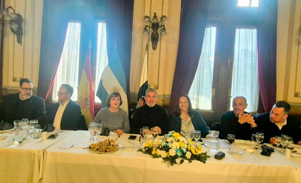 Clavijo, en el centro, y Téllez, en el extremo derecho, junto a directivos de la colectividad canaria de Argentina.