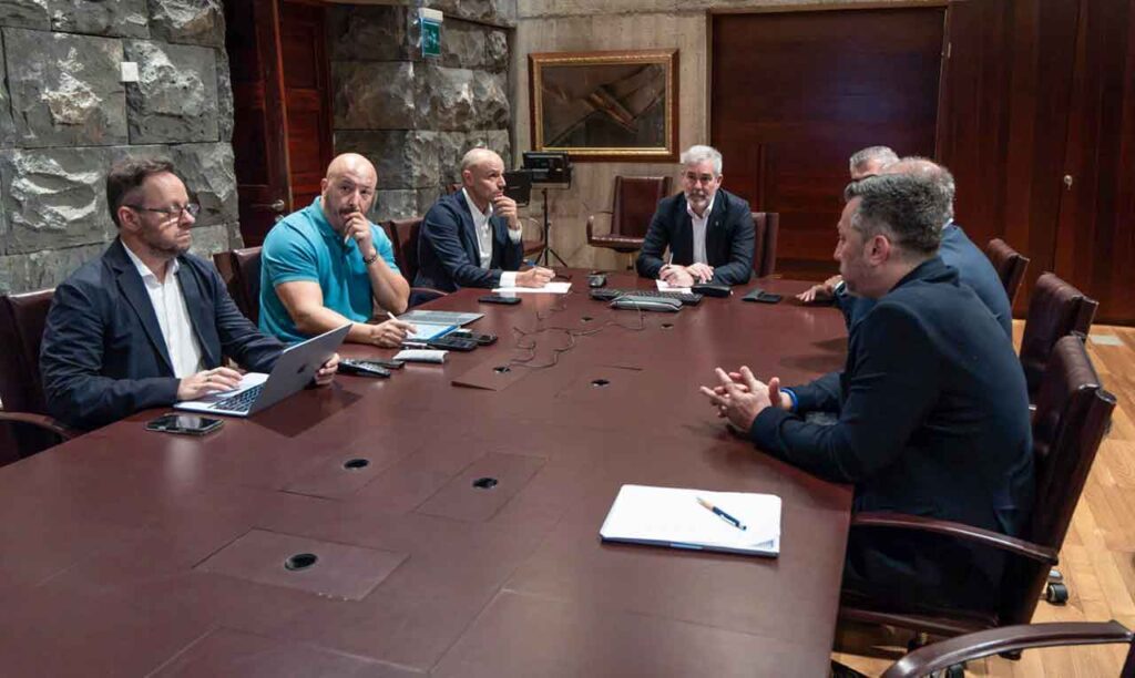 Fernando Clavijo se reunió la mañana del 25 de junio con los reponsables de Exteriores, Seguridad y Emergencias para evaluar la situación y coordinar una respuesta desde el Archipiélago.