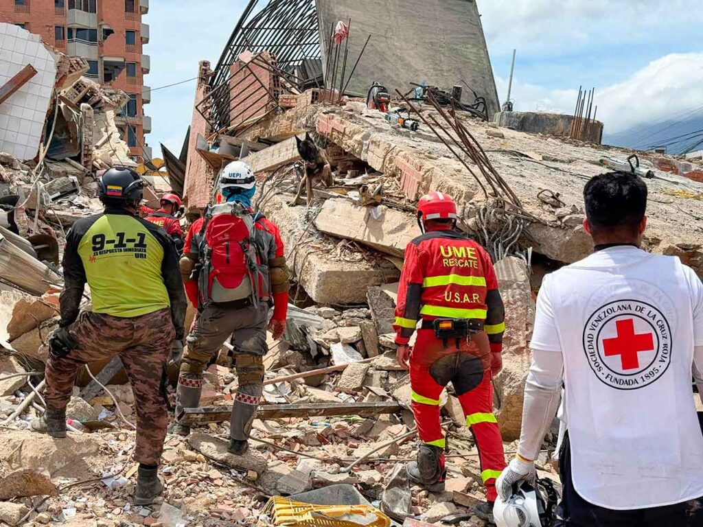 Personal de la Unidad Militar de Emergencias del Ejército español colaborando en las tareas de rescate en Venezuela.