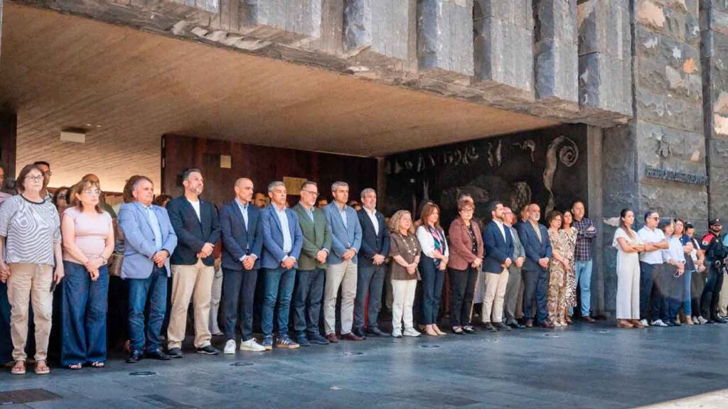 El Gobierno canario guardó un minuto de silencio por las víctimas del terremoto con un recuerdo especial para Isabel Jara.