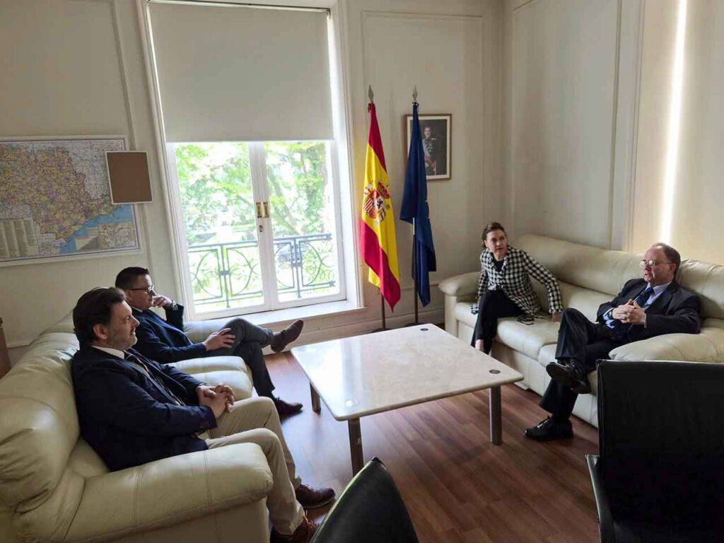 José González, izquierda, con el cónsul Pablo Montesinos, derecha.