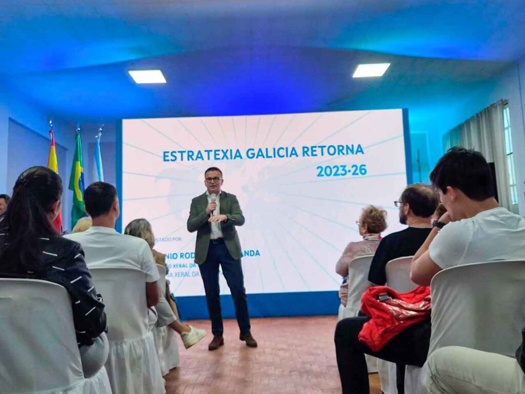 José González en la feria de empleo de Sao Paulo.