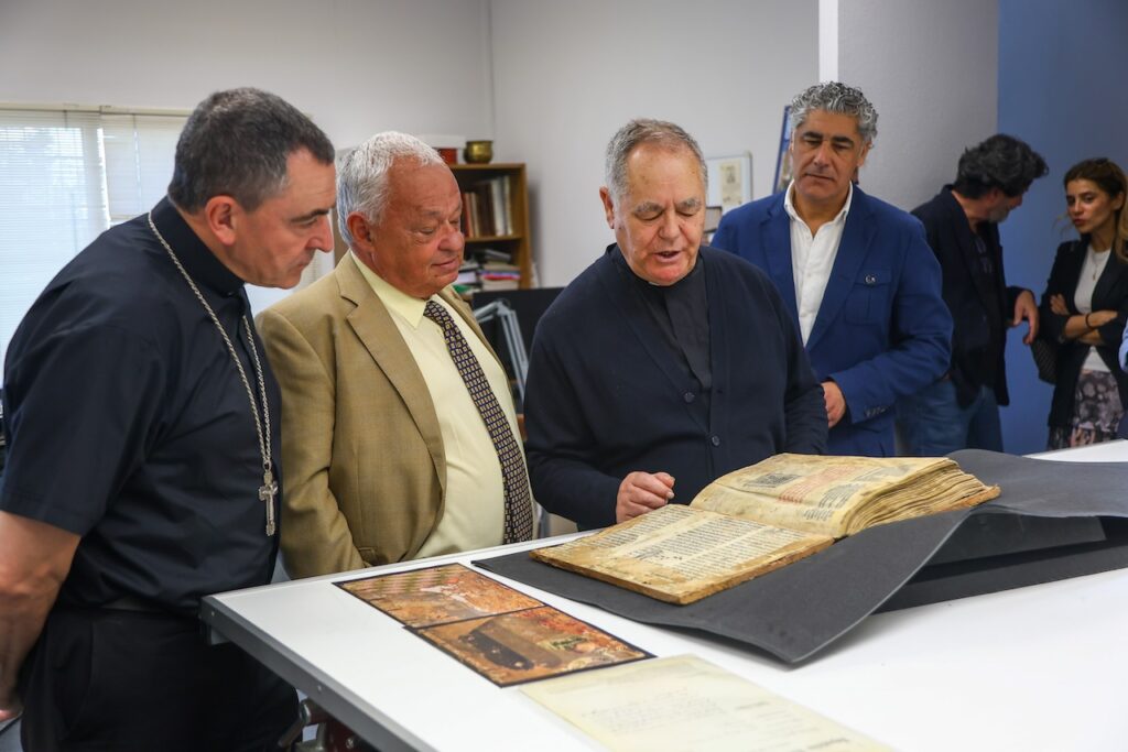 El consejero de Cultura, Turismo y Deporte, Gonzalo Santonja, recibió en el Centro de Conservación y Restauración de Bienes Culturales de Castilla y León el códice impreso en el siglo XVI por Arnao Guillén de Brocar.