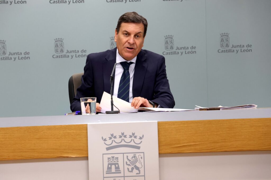 El portavoz de la Junta, Carlos Fernández Carriedo, en la rueda de prensa.